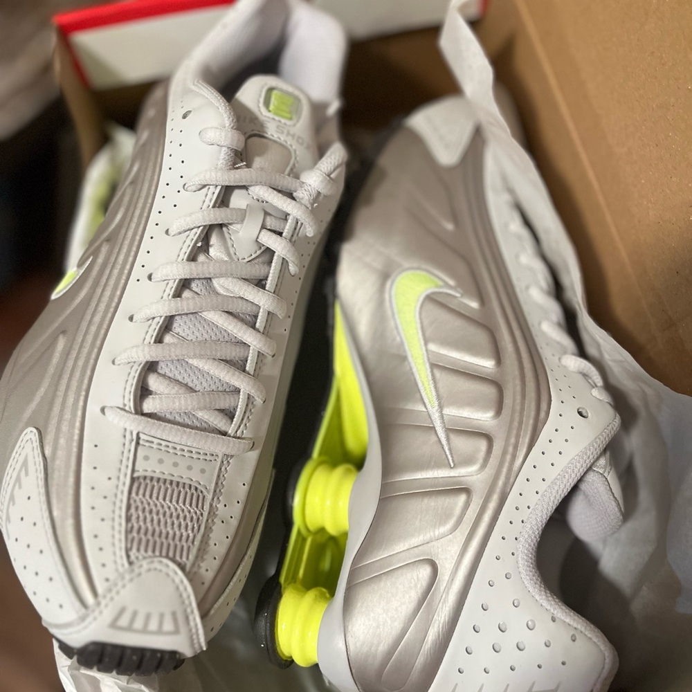 NIKE SHOX R4 (GS)
 Light Gray & Neon Yellow